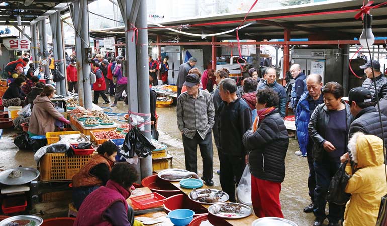 코로나19 이전 삼척 번개시장의 모습