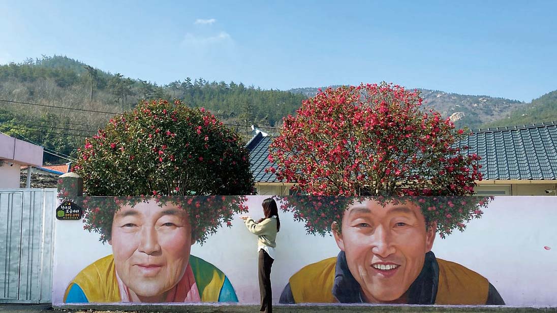 암태도 동백나무 할매·할배 벽화 [사진출처: 신안군청]