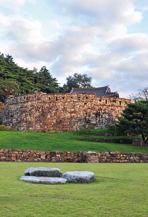 고창읍성은 원형이 남아있는 몇 안 되는 조선시대 읍성이다