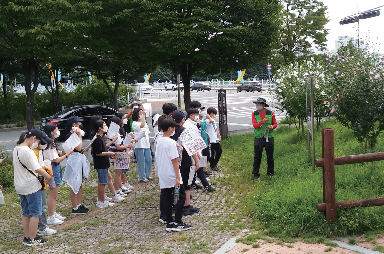 주인공이 학생들을 가르치는 사진