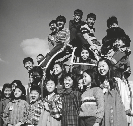 1949년 「약우」 창간호를 제작한 학생들의 모습 