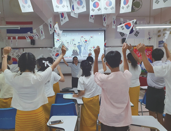 1960년 분석학교실에서 수업 중인 학생들